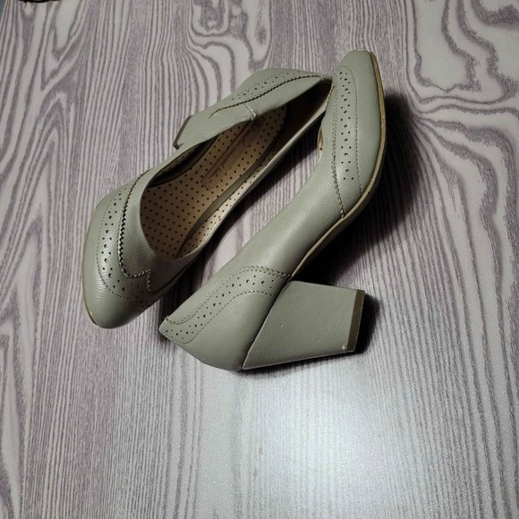 But Another innocent tale Heels - Picture 1 of 8